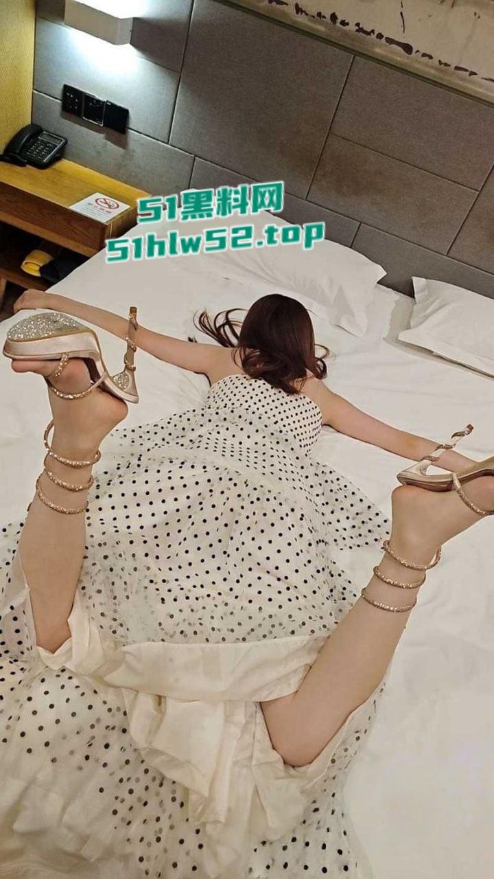 原创狂情哥哥带妹妹出门游玩抵达酒店，妹妹逼痒难耐主动给哥哥足交口交，后入爆操精液射满肥臀！