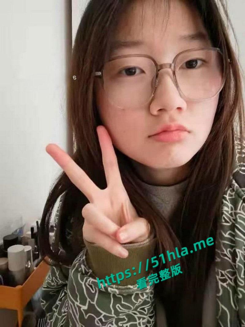 曲阜师范大学【何鑫】与男友性爱视频流出，白嫩胴体让人欲罢不能，对镜玩穴足交伺候主人超劲爆！