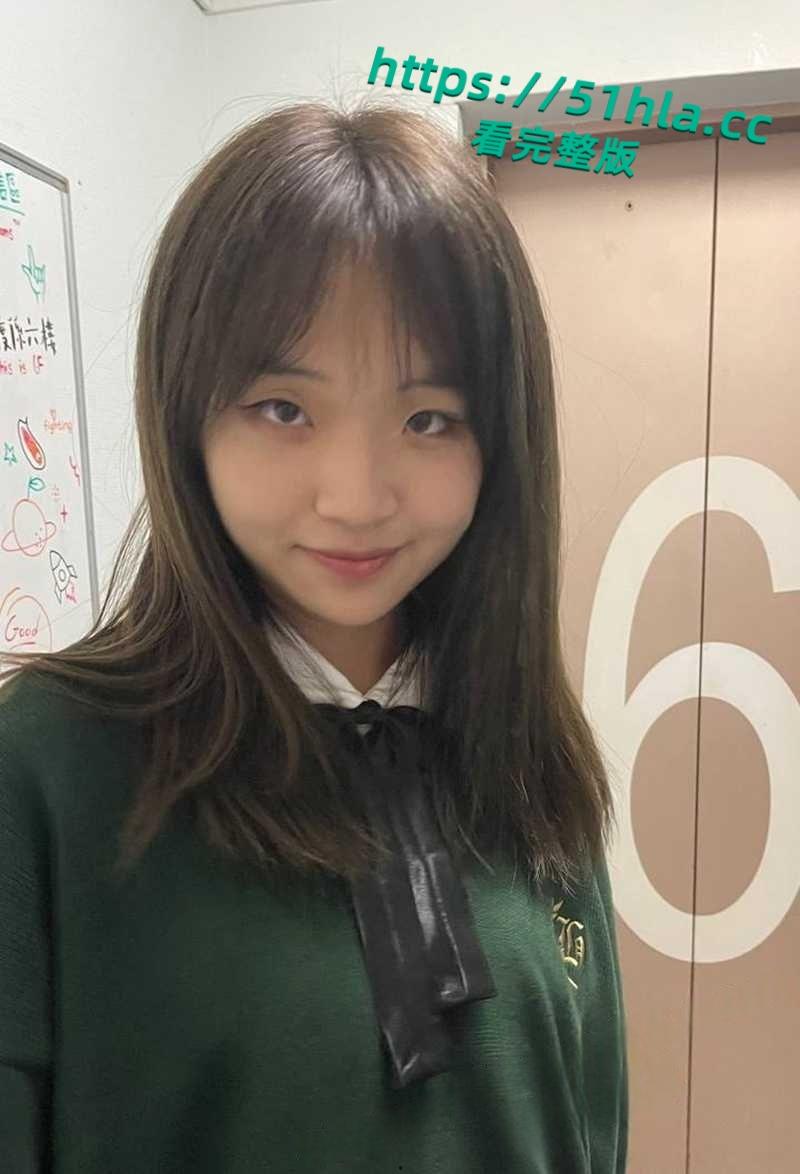 杭州文静嫩妹【王晓冉】不雅视频被男友曝出，清纯脸蛋配黑丝自拍裸照，露脸舔屌被猛操表情超淫！