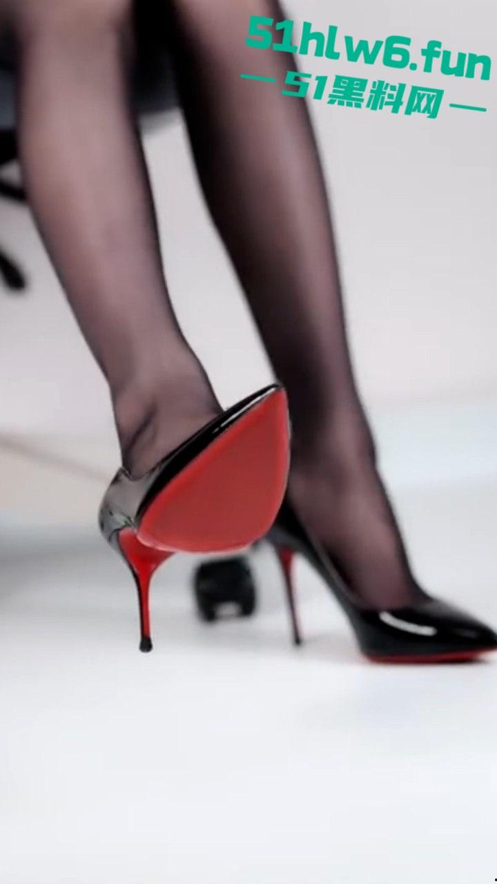 软擦边足模网红【芝士好椰】翻车被合伙人曝光是个人妖，兄弟们可以去洗眼睛了。