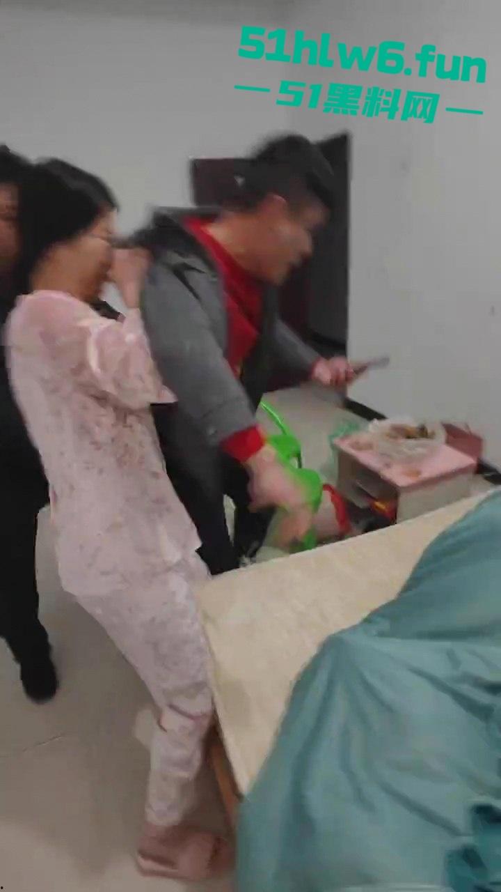 抓奸现场，妻子在外地打工出轨他人，丈夫携兄弟们上门捉奸，情夫竟然藏在床底下?