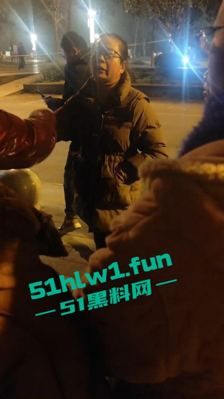女人出轨男人怒砍情敌，既然都带走一个了，咋不顺手多带一个？反正是三人行的事！