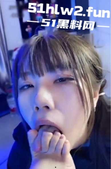 女虐女SM片段精选，下贱女的生活，三女M被女主人虐成狗，舔脚喝尿扇耳光吞口水，女人何必为难女人？