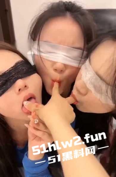 女虐女SM片段精选,下贱女的生活,三女M被女主人虐成狗,舔脚喝尿扇耳光吞口水,女人何必为难女人?