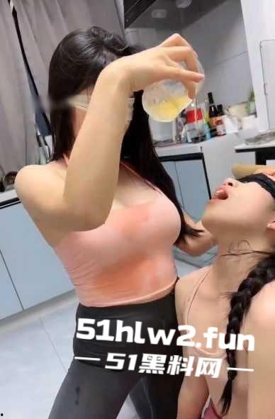 女虐女SM片段精选,下贱女的生活,三女M被女主人虐成狗,舔脚喝尿扇耳光吞口水,女人何必为难女人?