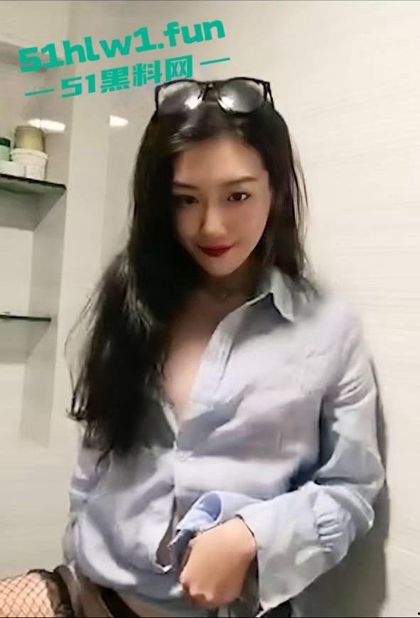 山东烟台人妻【颜馥】网上裸聊自慰极品骚货饥渴难耐用假屌狂插多毛蜜穴淫水四溅浪叫不止。