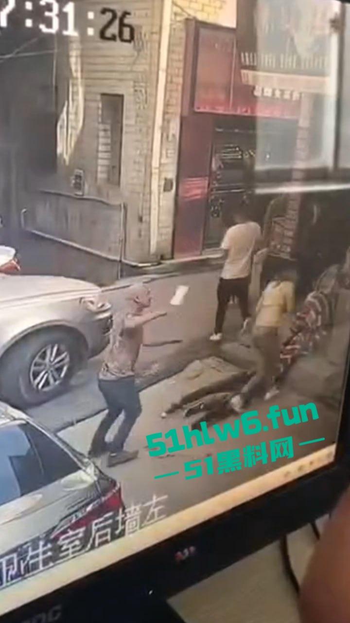 郑州男子持菜刀事件，妻子出轨被老公发现，直接拿菜刀当场砍死奸夫再追妻子狂砍。