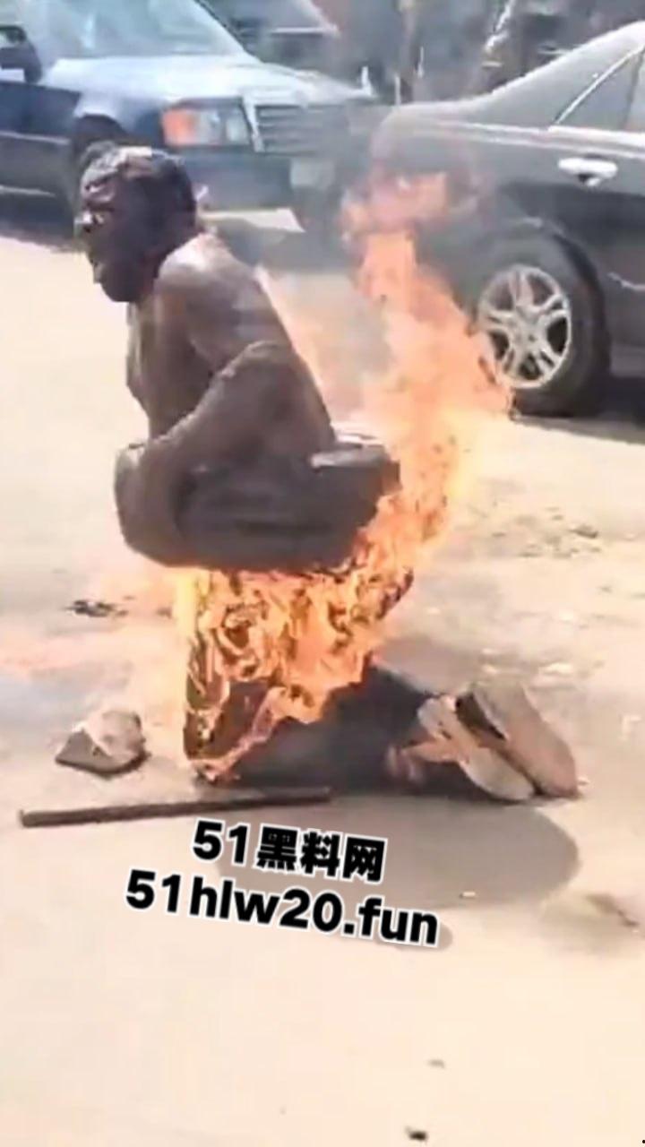 尼日利亚私刑现场，暴徒试图抢夺三轮车失败围观群众拒绝报警，改用私刑套轮胎烧人现场视频曝光。